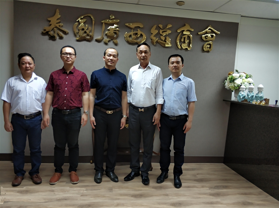 從左往右依次為國際部合伙人林健偉先生（左一），國際部總監(jiān)吳琪先生（左二），執(zhí)行董事粟宥朝先生（左三），商會主席李宇明（右二），國際部合伙人黃文超先生（右一）