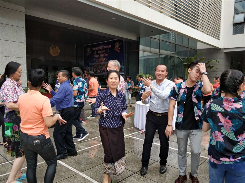 老撾駐南寧總領(lǐng)事萬(wàn)?！ぞS麗雅彭女士與廣西金沛教育執(zhí)行董事粟宥朝先生一起在總領(lǐng)事館廣場(chǎng)載歌載舞