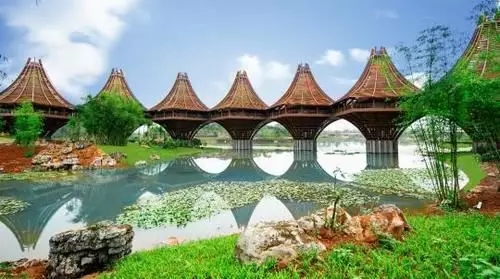 圖為中國(guó)-東盟友誼館。該建筑以廣西的風(fēng)雨橋?yàn)樵停⒁狻笆掷?，心連心”。表達(dá)中國(guó)與東盟十國(guó)睦鄰友好、合作共贏之意。