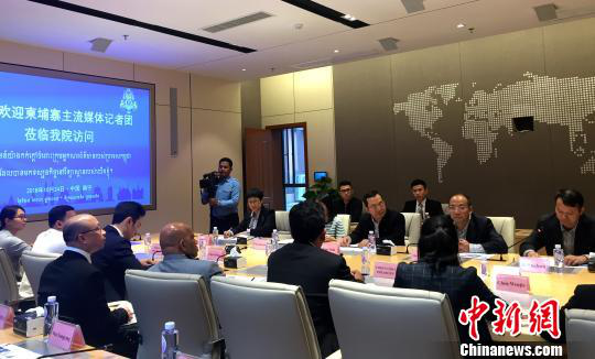 柬埔寨主流媒體采訪團在廣西大學(xué)與師生交流。