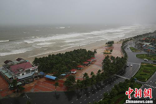 資料圖：2017年11月5日，越南峴港某處海灘風(fēng)雨交加。