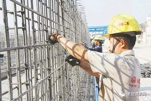 在中老鐵路萬象制梁場，中老兩國技術(shù)人員正在進(jìn)行橋梁預(yù)制。本報(bào)記者 孫廣勇攝