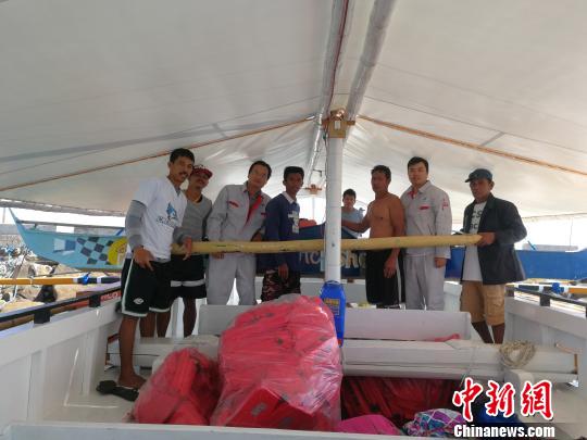 中國(guó)援助菲律賓PGN大橋工程可行性研究項(xiàng)目”（ThePanay-Guimaras-NegrosBridgeProject）海洋水深測(cè)量勘測(cè)人員，3月1日在吉馬拉斯海峽作業(yè)時(shí)，成功營(yíng)救兩名菲律賓落水漁民。圖為兩位漁民及家屬對(duì)進(jìn)行營(yíng)救的中國(guó)勘測(cè)人員合影表達(dá)感謝。 中交公路規(guī)劃設(shè)計(jì)院有限公司 攝